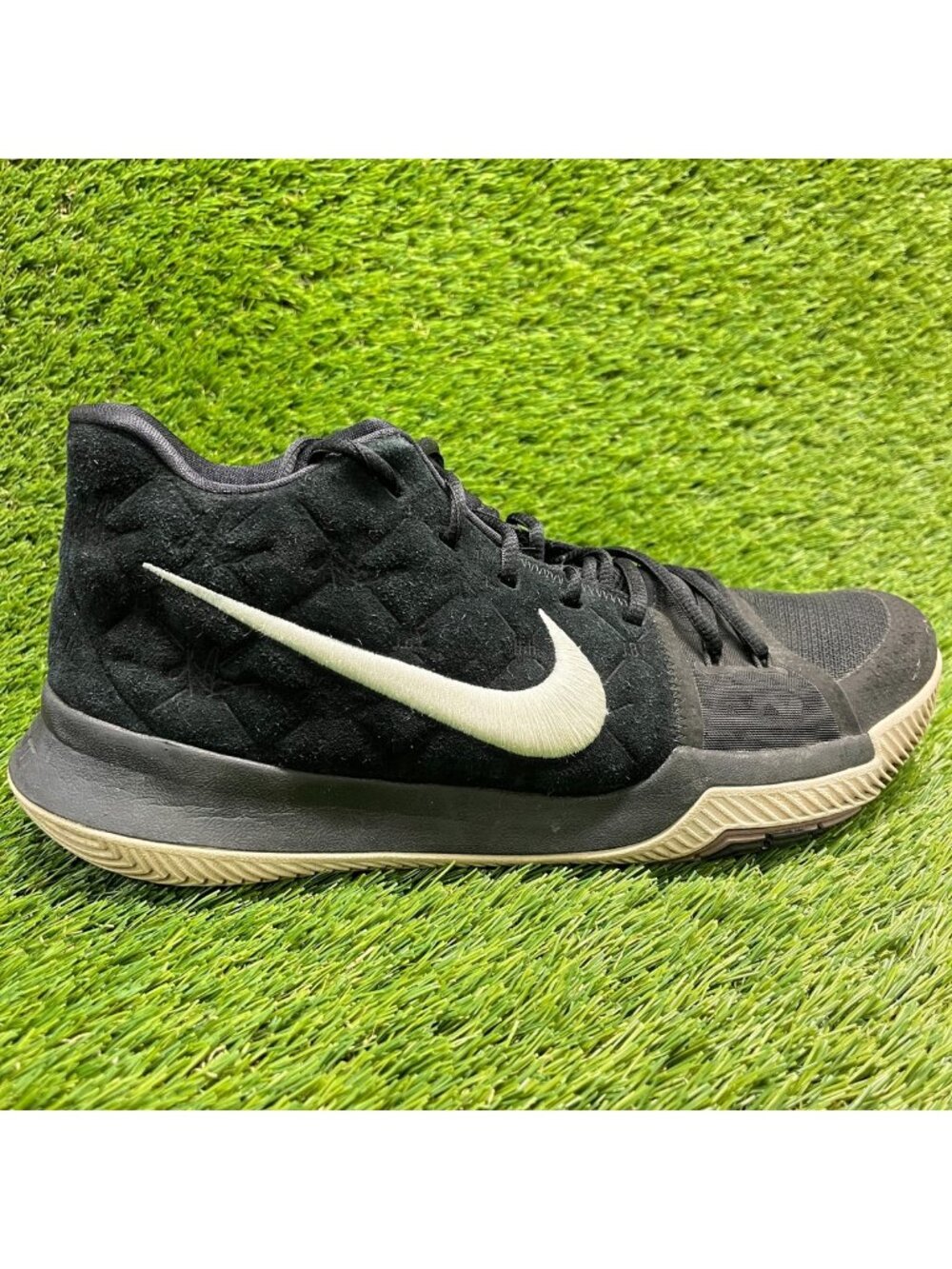 Nike Kyrie 3 Mens Size 11.5 Black White Athletic Basketball Shoes Sneakers